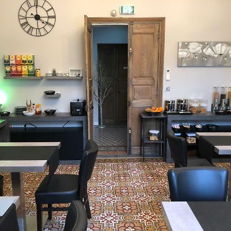 Hotel Le Lys D'Or Vauvert Bagian luar foto