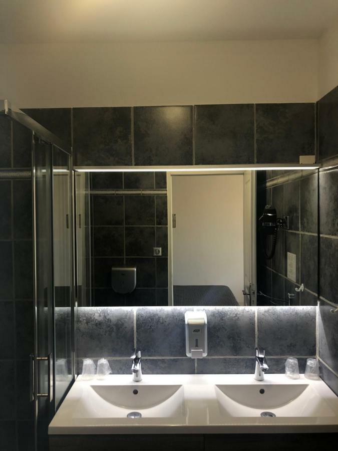 Hotel Le Lys D'Or Vauvert Bagian luar foto