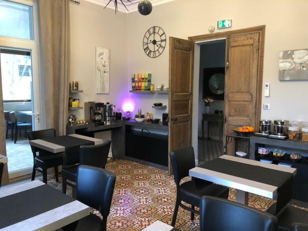 Hotel Le Lys D'Or Vauvert Bagian luar foto